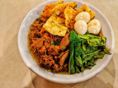 Tavuklu erişte kasede servis edilir.