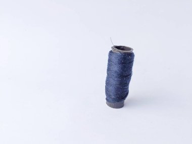 beyaz zemin üzerinde iplik roll