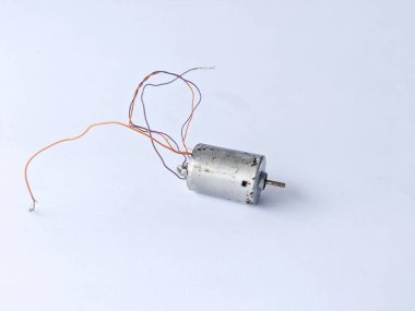 Beyaz arkaplanda rastgele dizgileri olan motor dinamosu