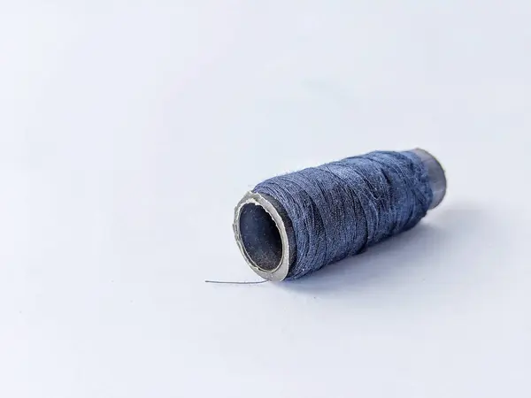 beyaz zemin üzerinde iplik roll