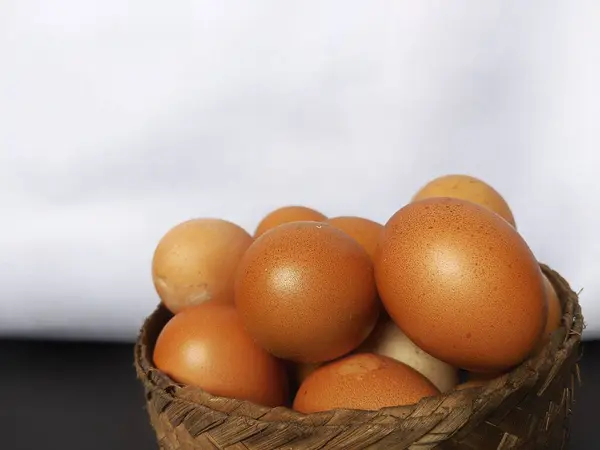 Yumurtaları taze bir yuvaya yığın.