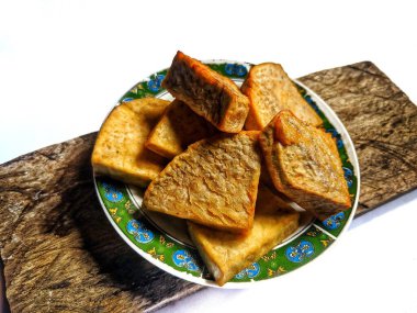 Tabakta servis edilen kızarmış taro tohumları.