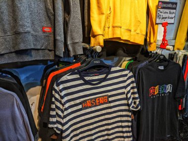 Sambas, Endonezya-29 Nisan 2024: Kullanılmış giysi ve pantolon veya açık artırma