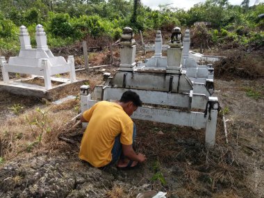 Sambas, Endonezya-29 Mart 2024: İnsanlar Müslüman mezarlarını ziyaret ediyor