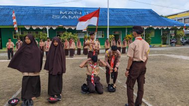 Okul bahçesinde izci çocukların açılış töreni.