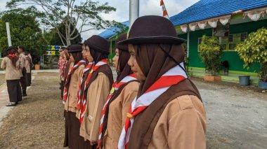 Okul bahçesinde izci çocukların açılış töreni.