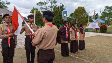 Okul bahçesinde izci çocukların açılış töreni.
