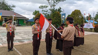Okul bahçesinde izci çocukların açılış töreni.
