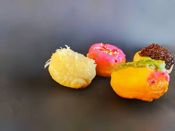 Plastik ambalajlı çörek.