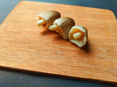 Yenilmeye hazır taze Merang mantarları.