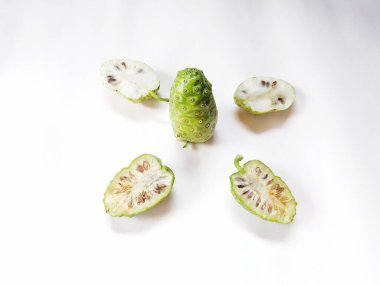 Noni meyvesi vitamin ve fayda açısından zengindir.