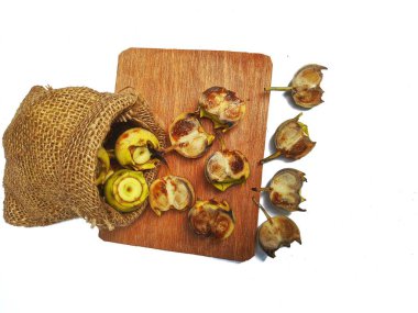 Tangkalak guava meyvesi beyaz bir arka planda çuval içinde