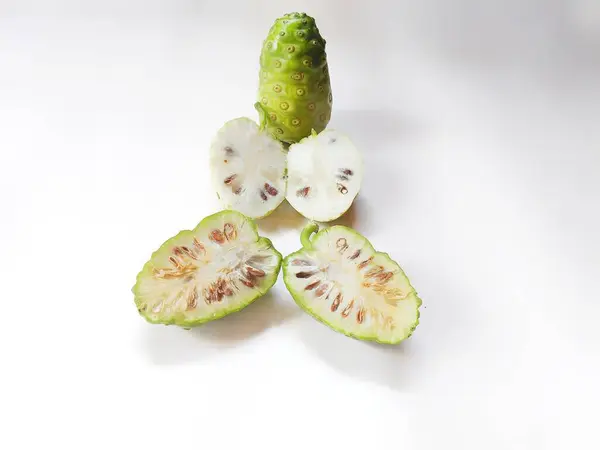 Noni meyvesi vitamin ve fayda açısından zengindir.