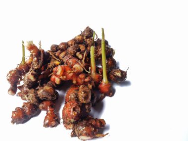 Beyaz bir arka planda çuval içinde zencefil