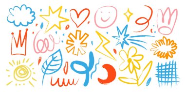 Bir grup el çizimi kömür şekilleri ve çocukça karalamalar. Beyaz arkaplanda izole edilmiş kalem çizimleri. Güneş, taç, çiçekler, yıldızlar, kalp ve dekoratif elementler.