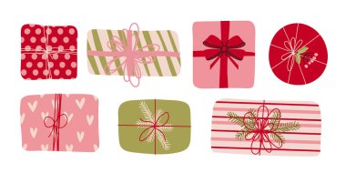 Yeni yıl hediyesi seti. Farklı şekil ve boyutlarda hediye kutuları. Moda Düz Stili Kurdeleli Kutular. Bej arkaplanda basit ögeler paketleniyor.