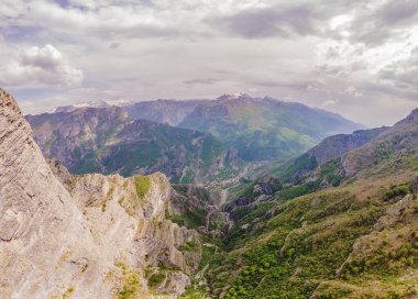 Karadağ 'daki Grlo Sokolovo vadisinin nefes kesici panoramik manzarası. Ön planda bir dağ var. Düz tarafı bir uçurum oluşturuyor. Tepe ağaçlarla kaplı..