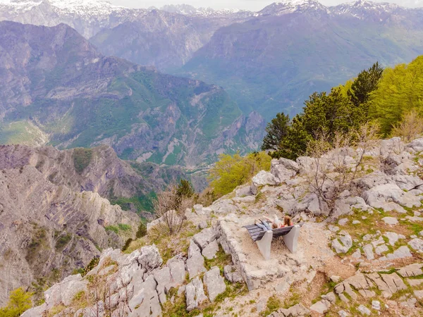 Счастливая Семья Фоне Захватывающей Панорамы Ущелья Грло Сокуво Монтенегро Переднем — стоковое фото