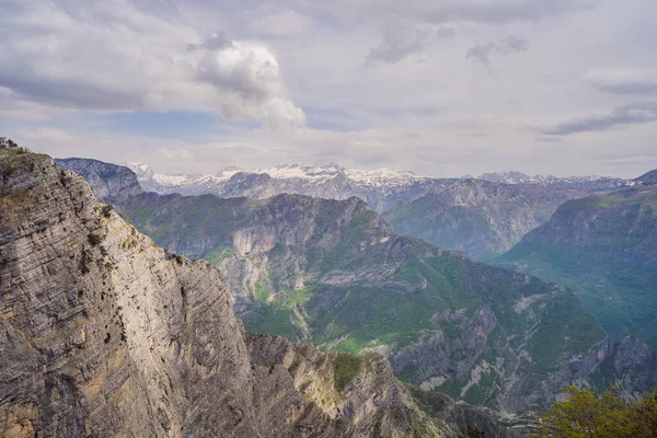 Karadağ 'daki Grlo Sokolovo vadisinin nefes kesici panoramik manzarası. Ön planda bir dağ var. Düz tarafı bir uçurum oluşturuyor. Tepe ağaçlarla kaplı..