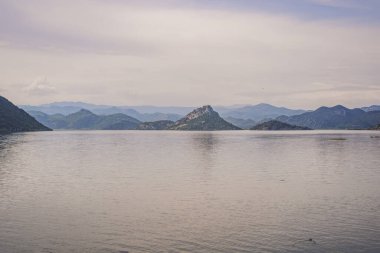 Ulusal Park Skadar Gölü. Karadağ. Skadar Gölü. Şafak Yukarıdan bak. Balkanlar 'daki en büyük göl. Dinarik Dağları 'nın Dağları. Skadar Gölü 'nün bataklık kıyıları ve renkli bitkileri.