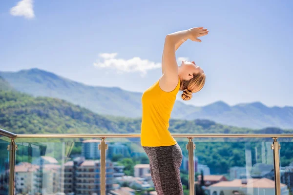Schöne Frau Macht Yoga Freien Auf Einer Dachterrasse — Stockfoto