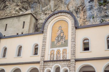 Ostrog Manastırı, Karadağ 'ın Ostroska Greda kentindeki büyük kayanın tepesindeki Sırp Ortodoks Kilisesi dikey bir arka plana karşı yer alıyor. Ostrog 'lu Aziz Basil' e ithaf edilmiştir..