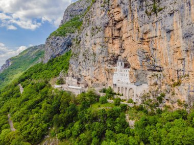 Ostrog Manastırı, Karadağ 'ın Ostroska Greda kentindeki büyük kayanın tepesindeki Sırp Ortodoks Kilisesi dikey bir arka plana karşı yer alıyor. Ostrog 'lu Aziz Basil' e ithaf edilmiştir..
