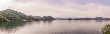 Ulusal Park Skadar Gölü. Karadağ. Skadar Gölü. Şafak Yukarıdan bak. Balkanlar 'daki en büyük göl. Dinarik Dağları 'nın Dağları. Skadar Gölü 'nün bataklık kıyıları ve renkli bitkileri.