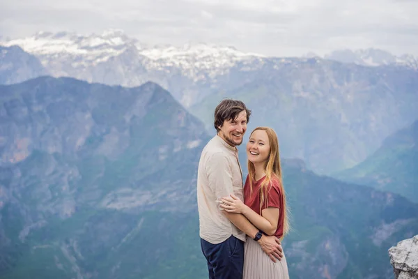 在黑山格洛索科洛沃峡谷令人振奋的全景背景下 男人和女人快乐地将游客结合在一起 前面是一座山 其平坦的侧面形成了一个悬崖 — 图库照片