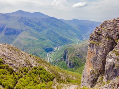 Mavi nehir yeşil vadiden uzak dağlara doğru akıyor. Karadağ 'ın güzel dağları ve Cievna Nehri.