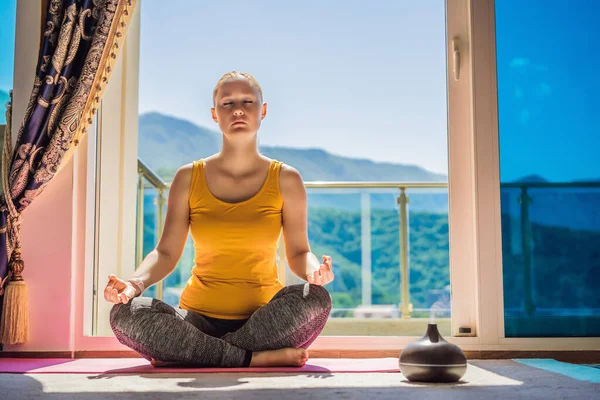 Medveten Frisk Kvinna Som Utövar Yoga Hemma Sitter Golvet Gör — Stockfoto