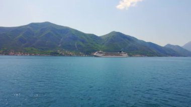 Hava videosu. Büyük bir gemi Boka Kotor Körfezi 'nden geçiyor. Karadağ 'da yaz. Yavaş çekim..