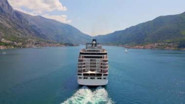 Hava videosu. Büyük bir gemi Boka Kotor Körfezi 'nden geçiyor. Karadağ 'da yaz. Yavaş çekim..