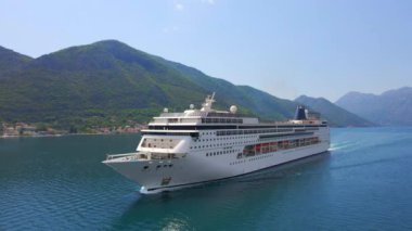 Hava videosu. Büyük bir gemi Boka Kotor Körfezi 'nden geçiyor. Karadağ 'da yaz. Yavaş çekim..