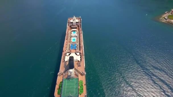 Luchtopname Een Groot Cruiseschip Vaart Door Boka Kotor Bay Zomer — Stockvideo