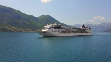 Hava videosu. Büyük bir gemi Boka Kotor Körfezi 'nden geçiyor. Karadağ 'da yaz. Yavaş çekim..
