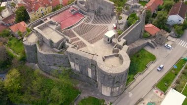 Kanli Kula Kalesi 'nin ya da Boka Kotor Körfezi' nin girişindeki Herceg Novi 'nin merkezindeki kanlı kulenin klibi. Karadağ 'ın tatil beldeleri.