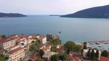 Boka Kotor Körfezi girişinde yer alan Herceg Novi 'nin merkezindeki Forte Mare Kalesi' nin klibi. Karadağ 'ın tatil beldeleri.