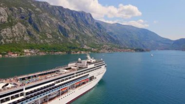 Hava videosu. Büyük bir gemi Boka Kotor Körfezi 'nden geçiyor. Karadağ 'da yaz. Yavaş çekim..