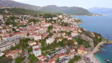 Boka Kotor Körfezi 'nin girişindeki Herceg Novi adlı bir sahil şehrinin klibi. Karadağ 'ın tatil beldeleri.