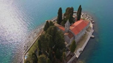Hava videosu. Perast şehrine yakın Kotor Körfezi 'ndeki küçük bir adada bulunan Aziz George Katolik manastırı. Karadağ 'a seyahat. Yavaş çekim.