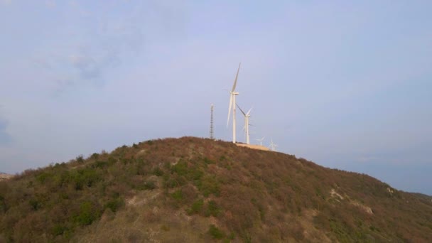 Luchtfoto Van Een Groep Windturbines Heuvels — Stockvideo