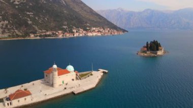 Hava videosu. Kotor Körfezi 'ndeki insan yapımı adada bulunan Kayalıklar Leydisi' nin tapınağı. Karadağ 'a seyahat. Yavaş çekim.