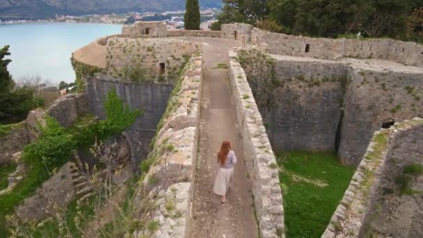 Vidéo Aérienne Ralentie Une Jeune Touriste Visite Forteresse Spanjola Forteresse — Video