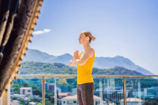 Mooie Vrouw Doet Yoga Buiten Een Dakterras — Stockfoto