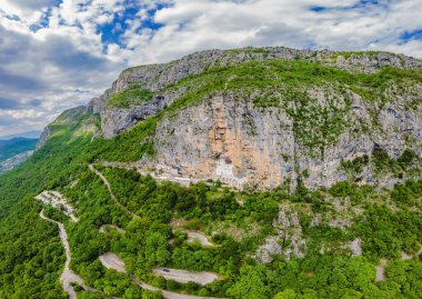 Ostrog Manastırı, Karadağ 'ın Ostroska Greda kentindeki büyük kayanın tepesindeki Sırp Ortodoks Kilisesi dikey bir arka plana karşı yer alıyor. Ostrog 'lu Aziz Basil' e ithaf edilmiştir..