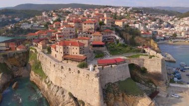 Hava videosu. Karadağ 'ın güney kesimindeki bir kıyı kasabası olan Ulcinj' in eski kasabasının yavaş çekimleri. Karadağ 'ın tatil beldeleri.