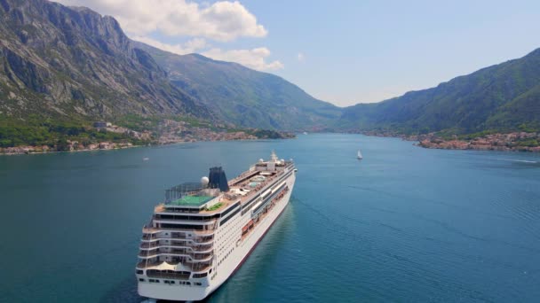 Luftvideo Stort Cruiseskip Vei Gjennom Boka Kotor Bay Sommeren Montenegro – stockvideo