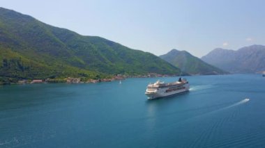 Hava videosu. Büyük bir gemi Boka Kotor Körfezi 'nden geçiyor. Karadağ 'da yaz. Yavaş çekim..