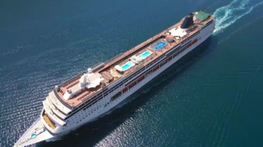 Hava videosu. İnsansız hava aracı büyük bir gemi üzerinde. Yavaş çekim..